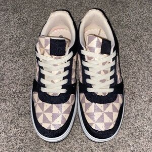 NWOT- Mata- Geometric Pattern Sneakers